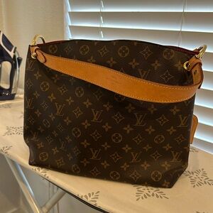 Louis Vuitton Graceful PM peony. Only used a handful of times. No damage